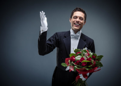 Bräutigam mit Blumen