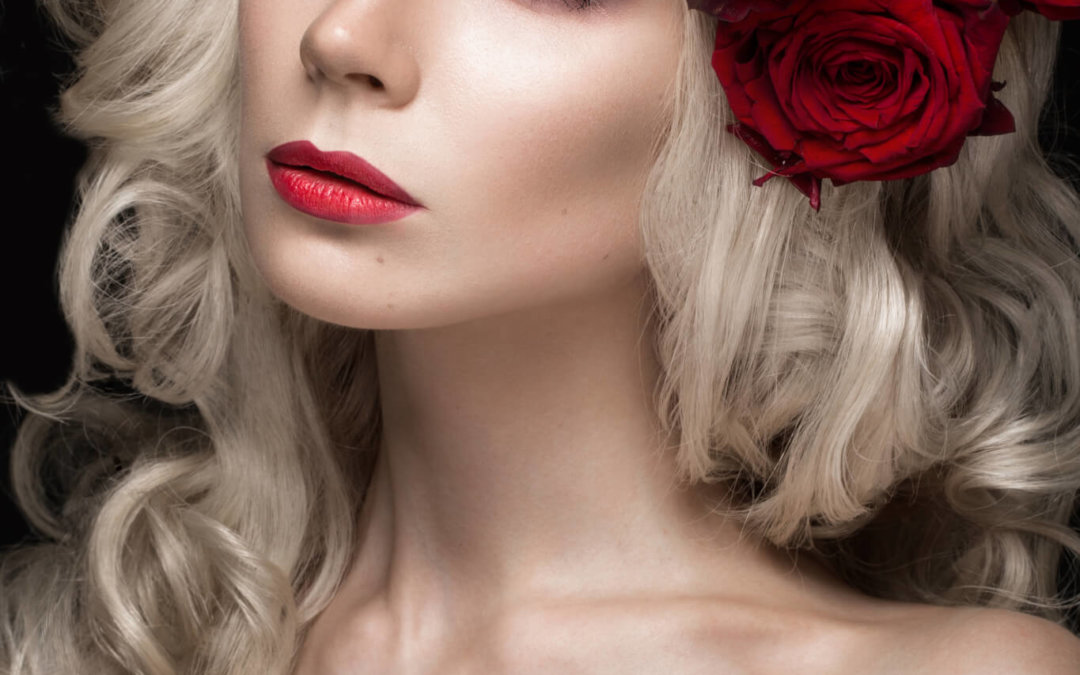 Blonde Frau mit roten Rosen